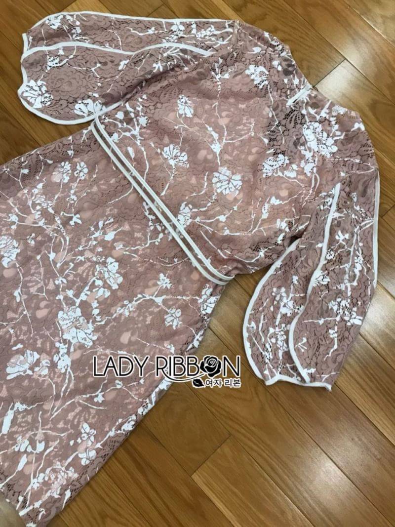 เดรสสั้นผ้าลูกไม้สีชมพูเข้มและสีขาวพร้อมเข็มขัด