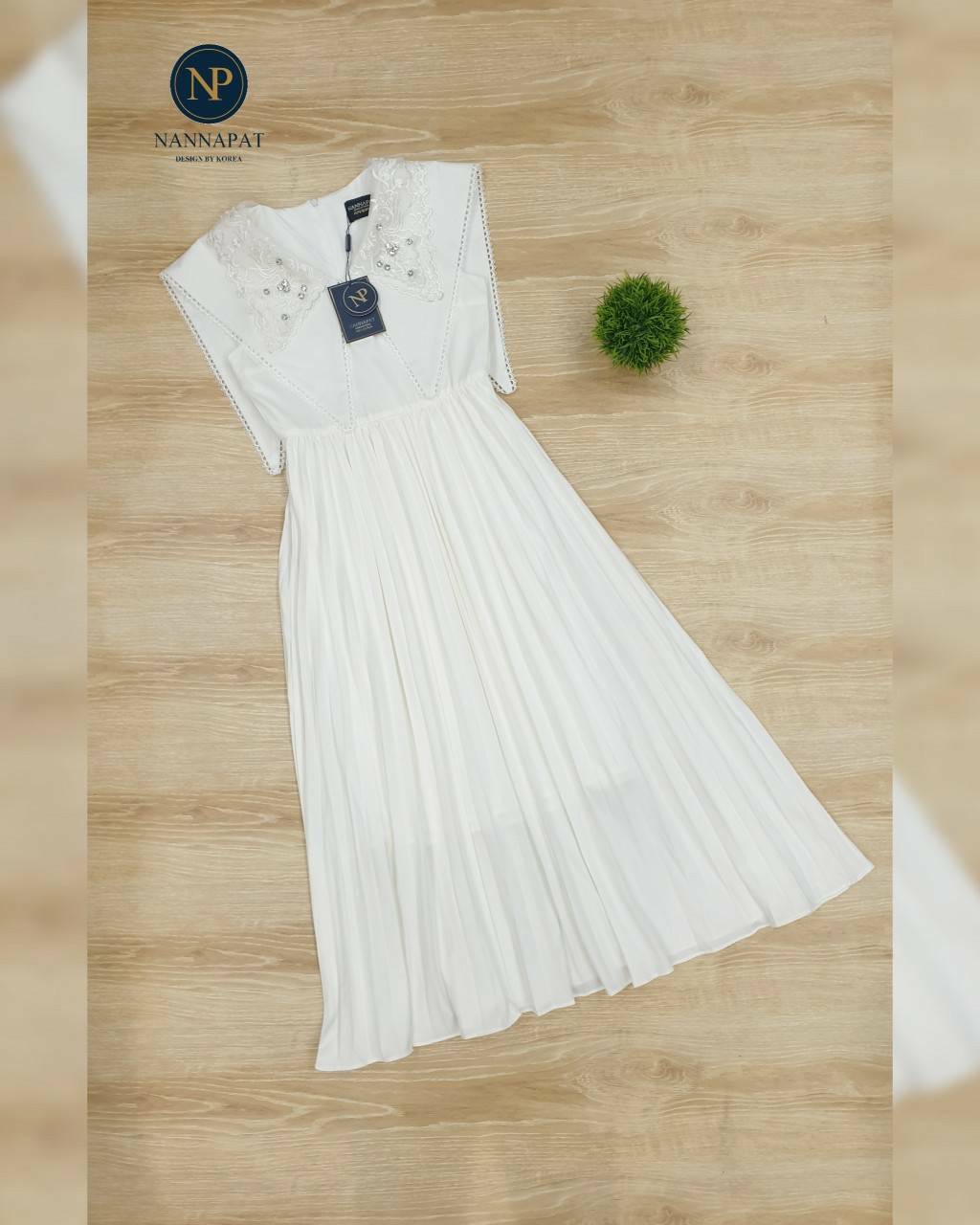 เดรสปกคอใหญ่แต่งเพชรเม็ดเล็กๆ