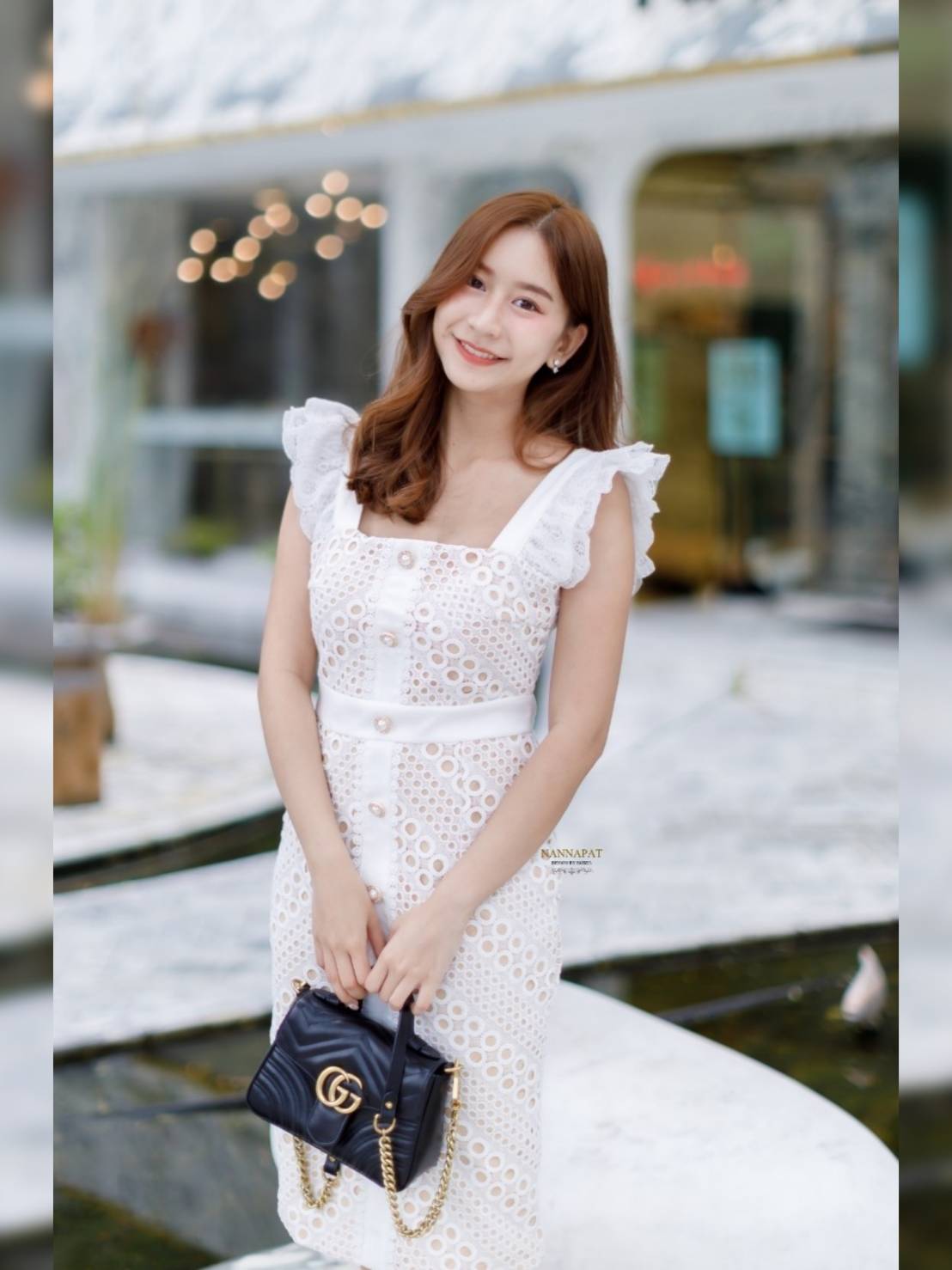 งานซิปหลัง แต่งกระดุมหน้าสีขาว
