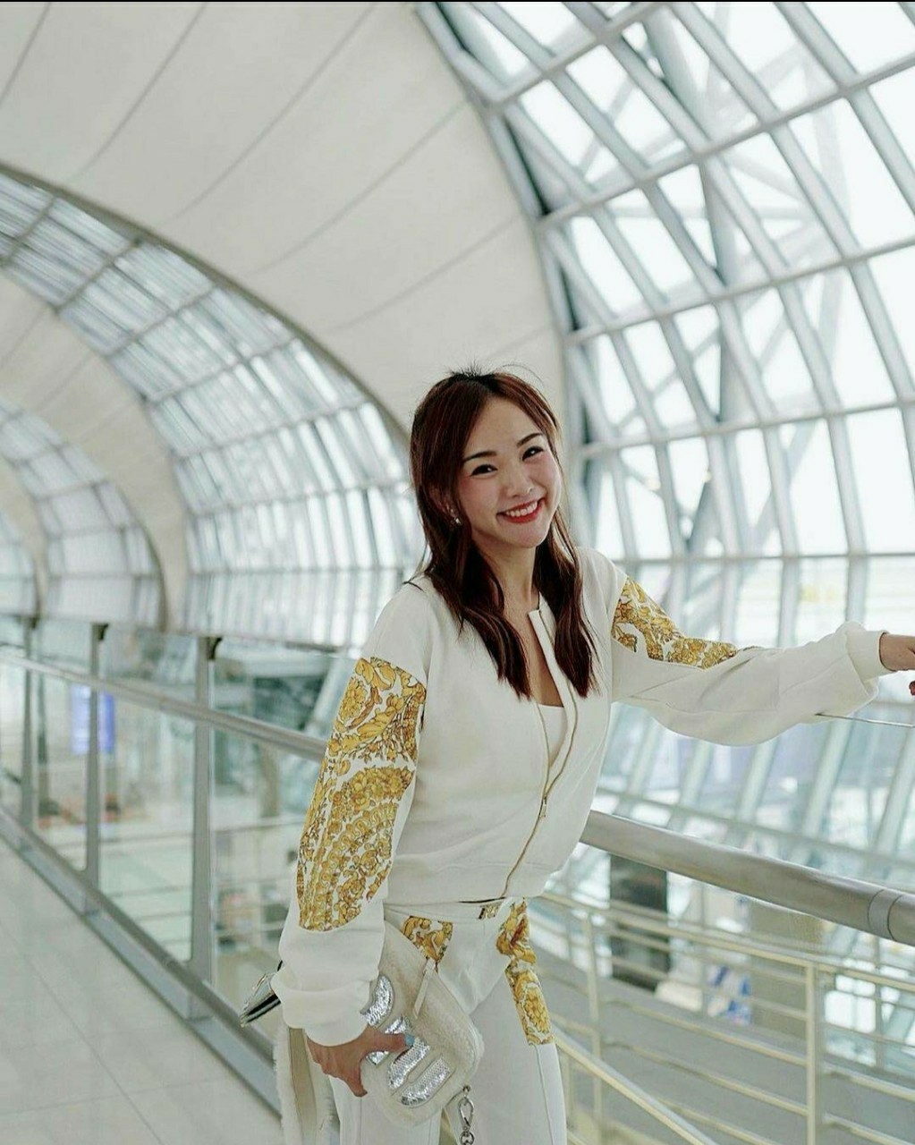 เสื้อซิปหน้าสีทองกางเกงเอวสม็อค