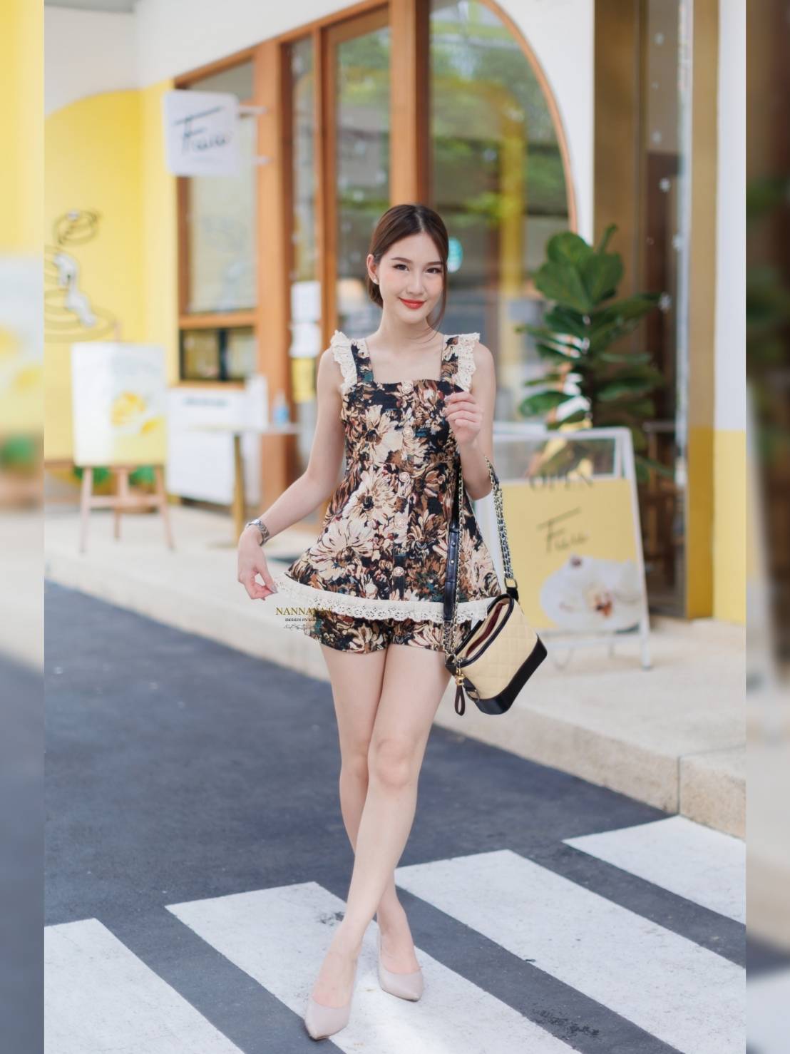 เสื้อซิปหลัง แต่งกระดุมหน้าสวย
