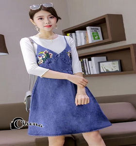 เสื้อยืดคอกลมสีขาวแขน 4 ส่วน