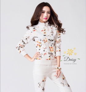 เสื้อผ้าแฟชั่นเกาหลีสวยๆ เสื้อเอวแบบจ้ำหลวมๆ กางเกงเป็นแบบขาปล่อย