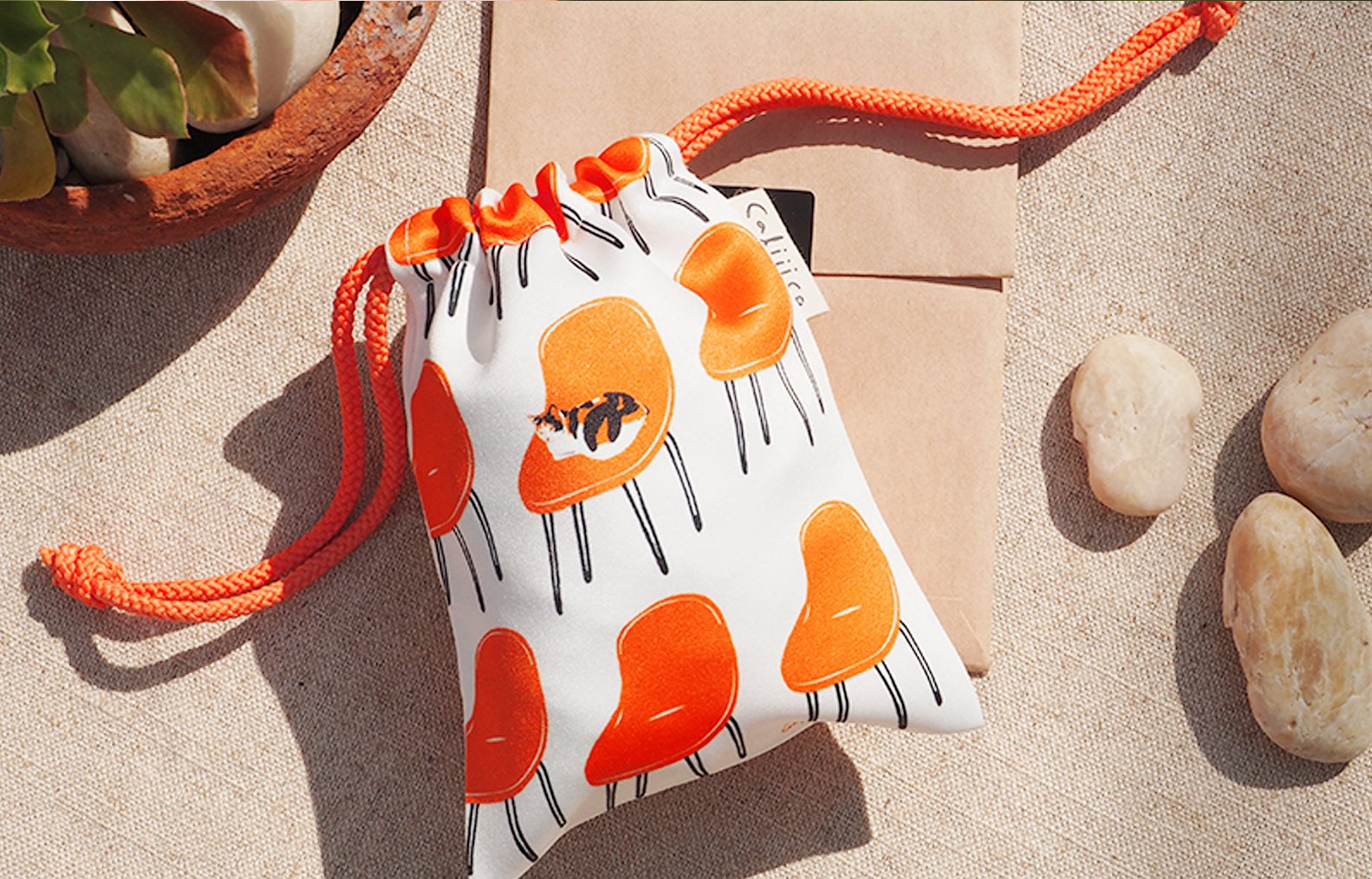 ถุงผ้าซาตินหูรูด ลายแมวเก้าอี้ส้ม Smallbag Satin print