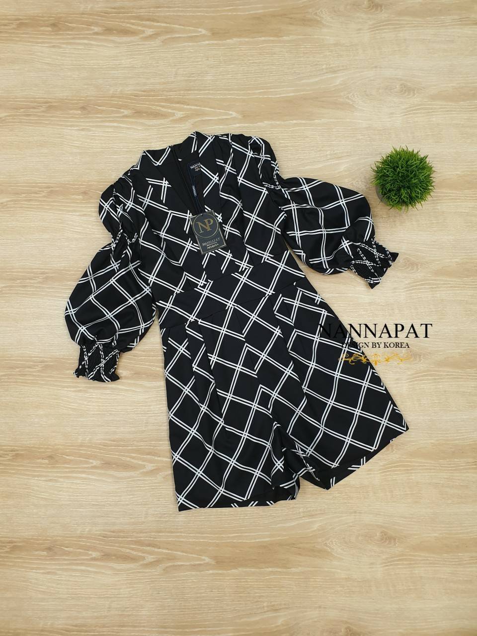 เพลสูทซิปหลังแต่งจีบแขนพองสีดำ