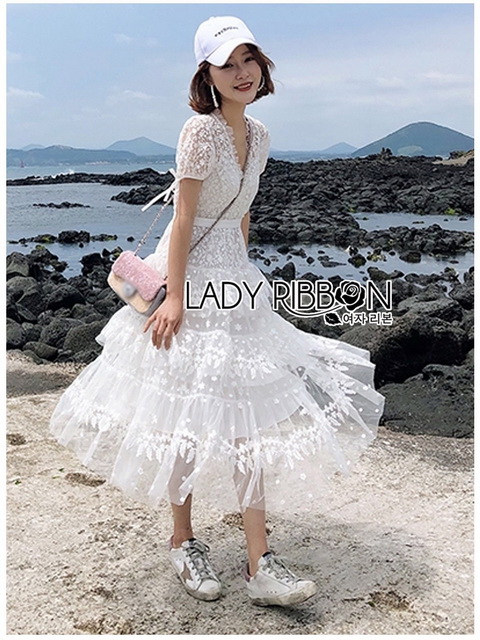 เดรสผ้าลูกไม้สีขาวเล่นเลเยอร์ตกแต่งริบบิ้น