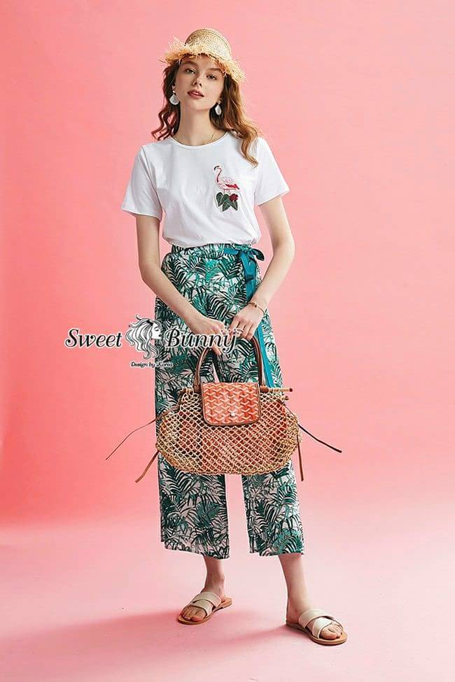 เสื้อคอกลมแขนสั้นปักรุปนกฟามิงโก้