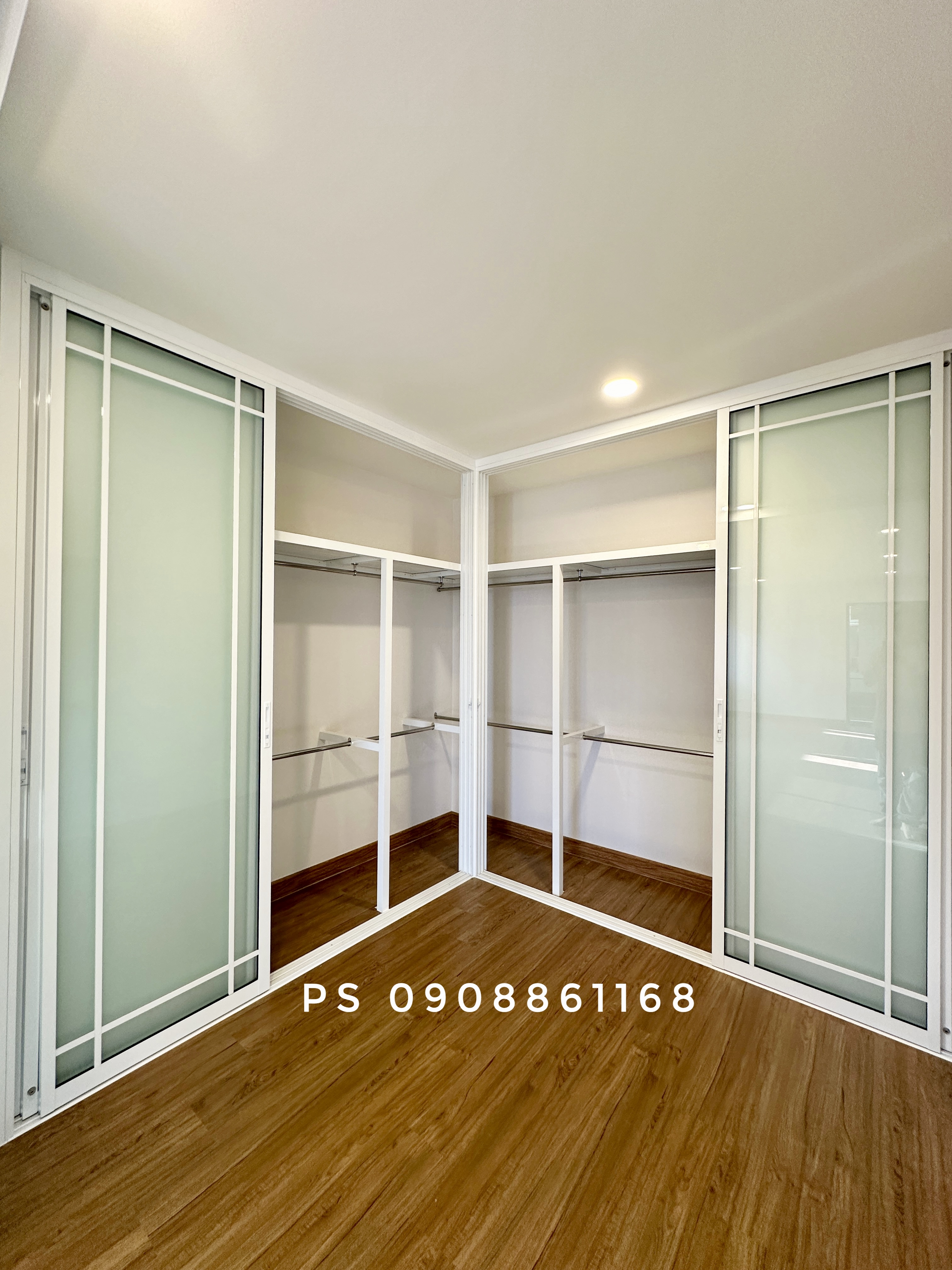 กั้นห้องwalkinclosetพร้อมบิ้วอินตู้เสื้อผ้าเข้ามุมอลูมิเนียมสีขาวกระจกฝ้าคาดลายลูกฟัก