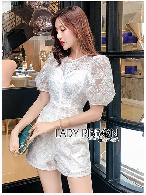 เพลย์สูทขาสั้นผ้าลูกไม้สีขาวทอลายดอกไม้