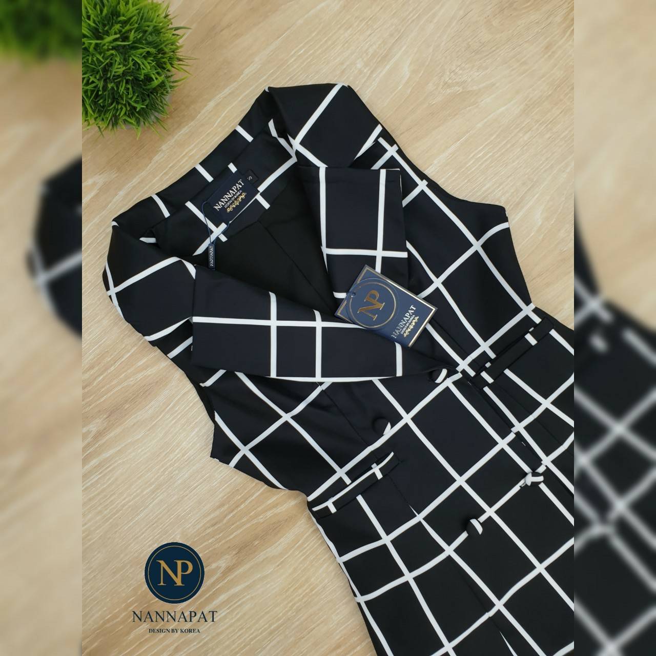 เสื้อสูทแขนกุดกระดุมหน้าลายตารางขาวดำ