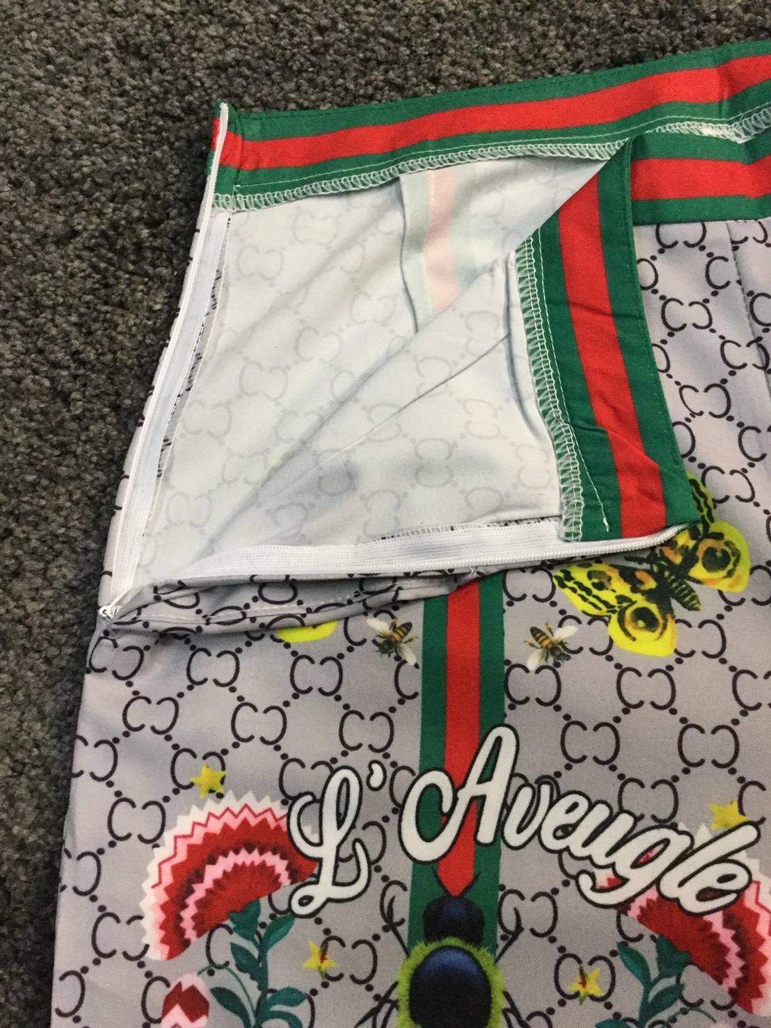 เสื้อแต่งซิปสีเงินด้านหน้า มาพร้อมกับกางเกงทรงกระบอก