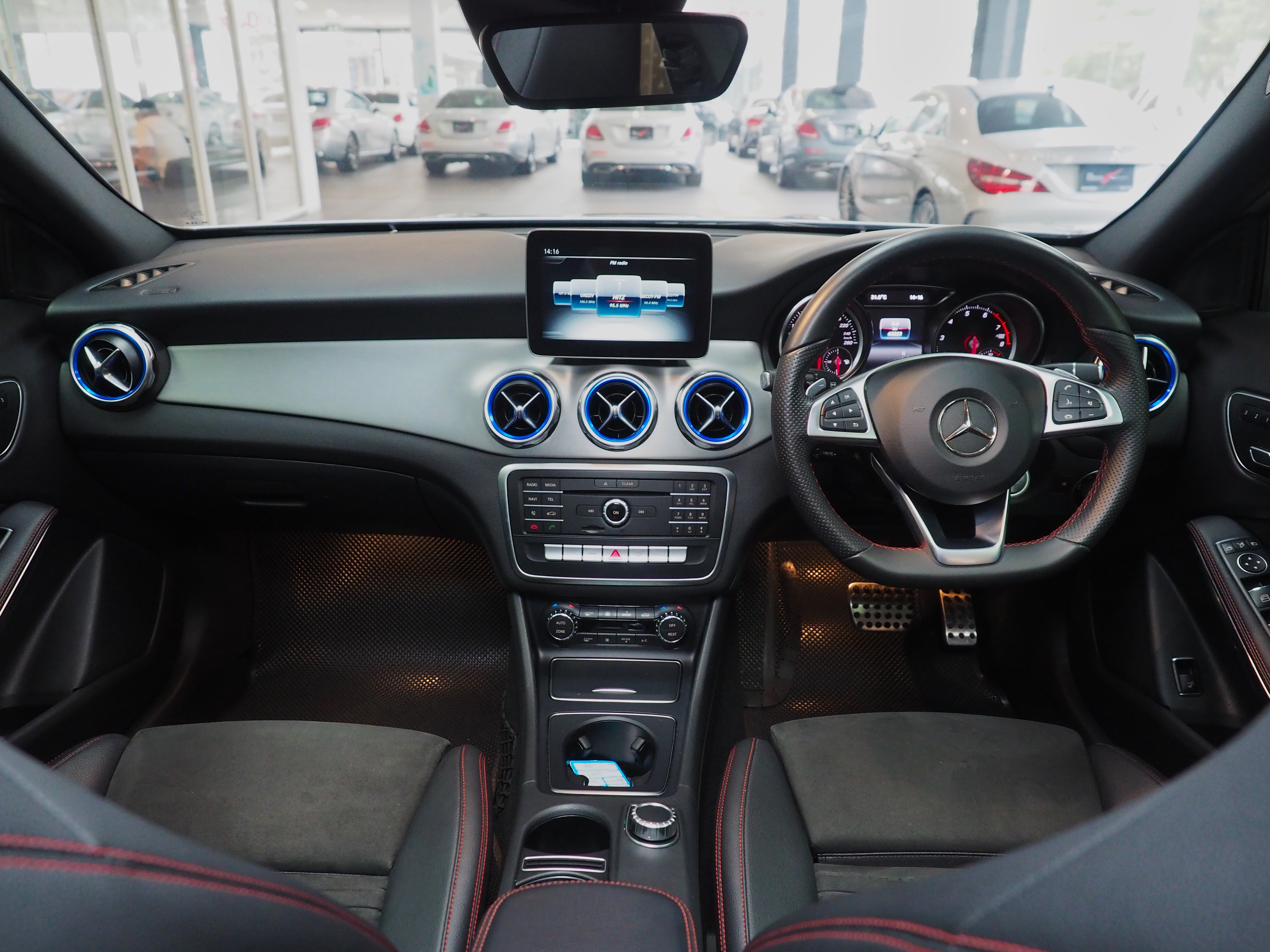 จองแล้ว GLA250 AMG Dynamic W156