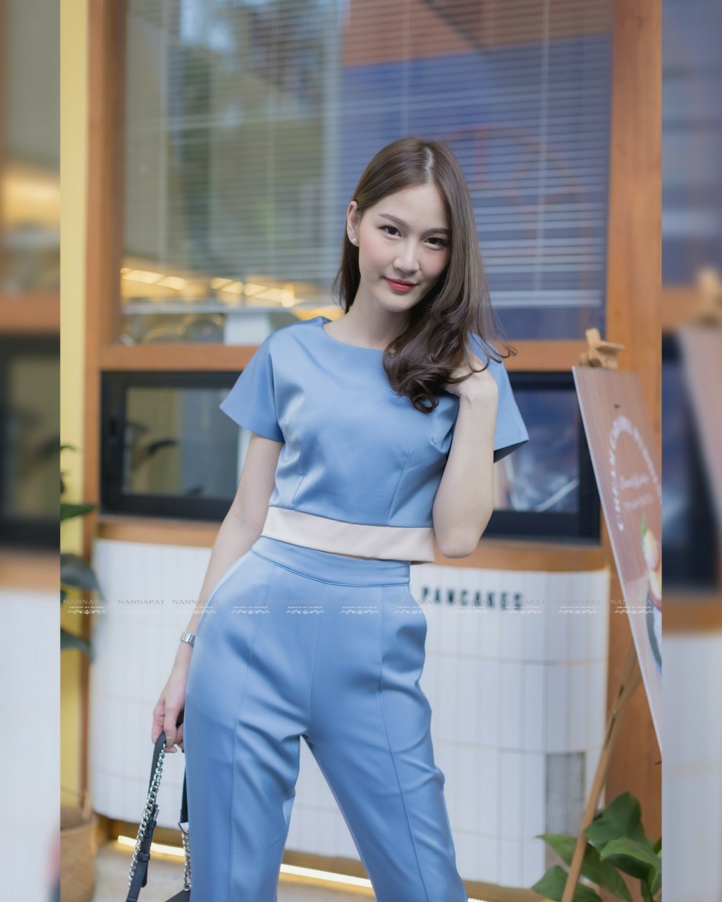 เสื้อซิปหลังตัดขอบเอวดำ