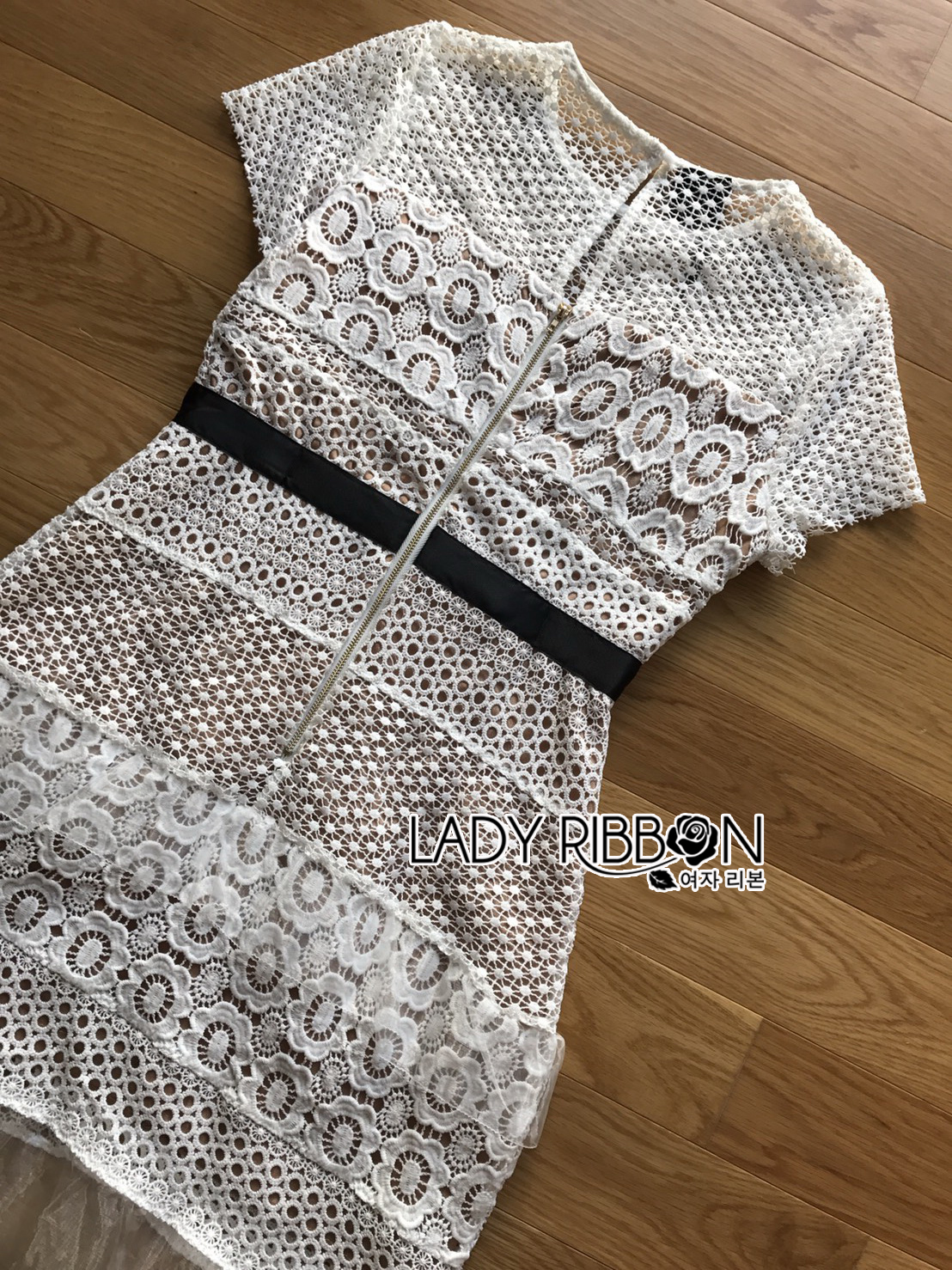 Mini Dress มินิเดรสผ้าลูกไม้สลับลายสีขาว