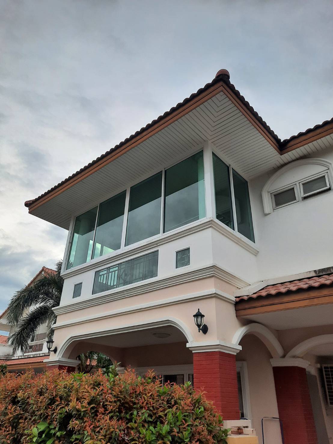 กั้นระเบียงบ้านชั้นสองเพื่อทำเป็นห้องด้วยกระจกอลูมิเนียม
