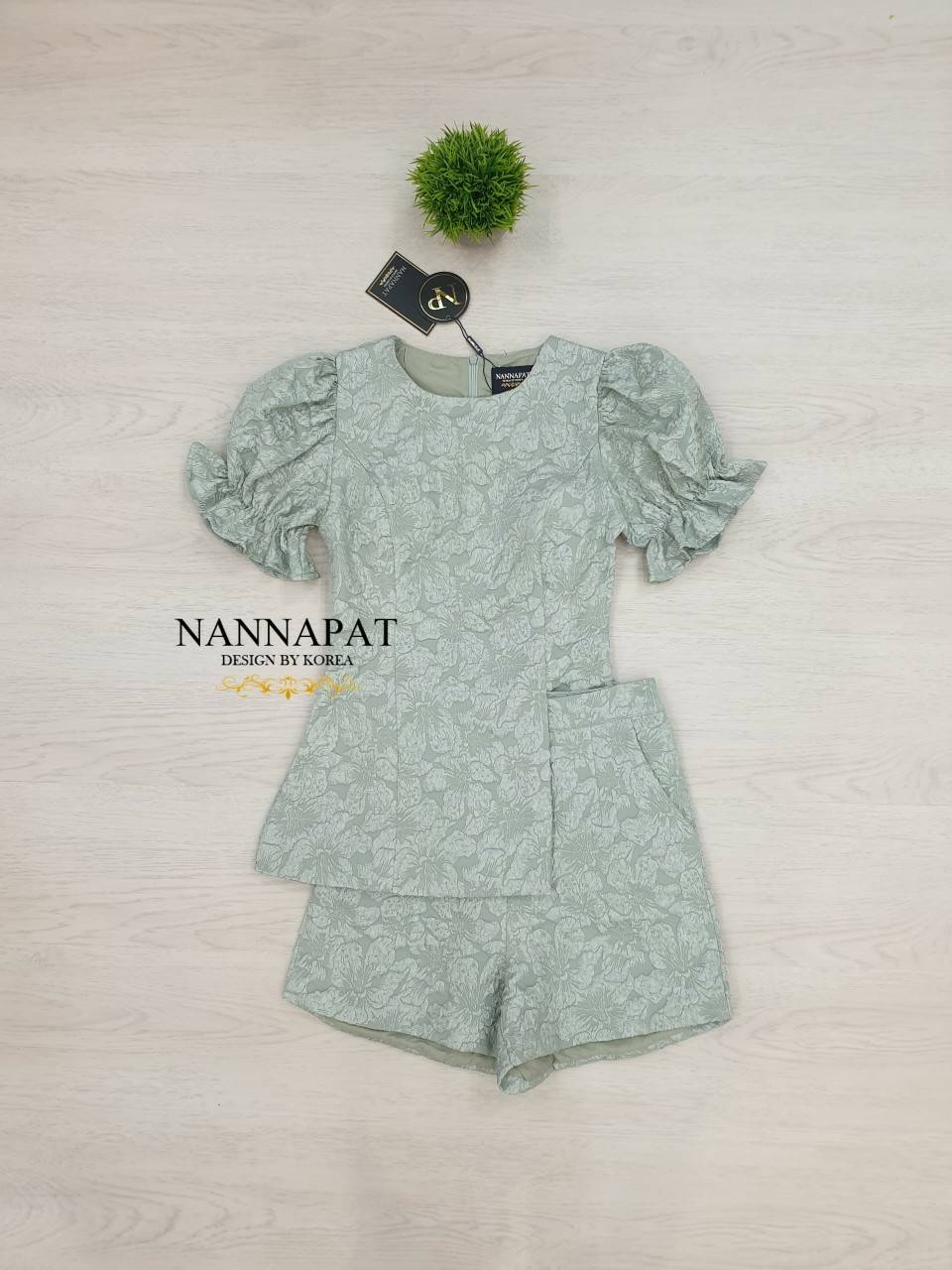 เสื้อซิปหลัง มีฟองน้ำอกสีเขียว