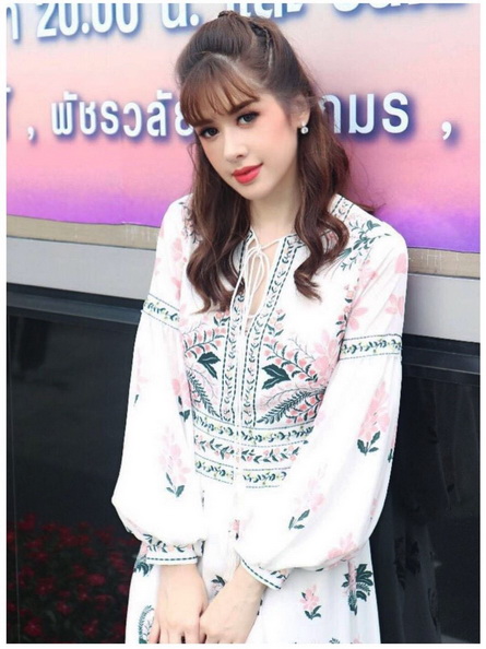เดรสสีขาวปักและตกแต่งลายดอกไม้สไตล์โบฮีเมียน