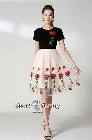 ชุดเดรสปักเสื้อผ้ายืดสีดำ