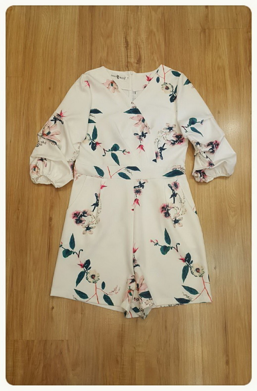 จั๊มสูทขาสั้นคอวีป้ายอกเอวจับจีบ