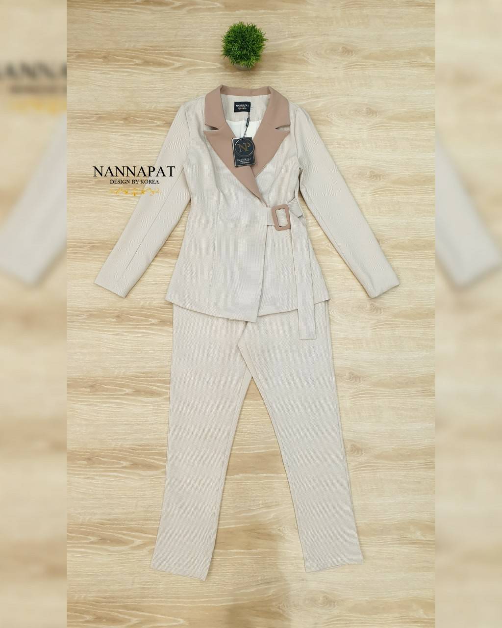 เสื้อสูท กระดุมหน้า พร้อมเข็มขัดข้าง กางเกงเข้ารูป