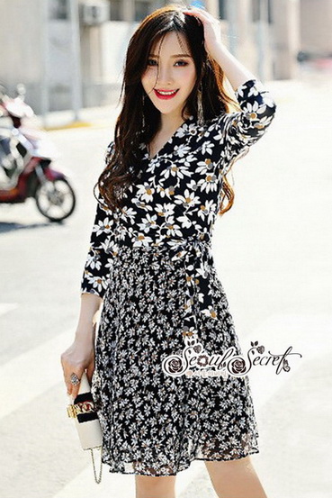 เดรสเนื้อผ้าพิมพ์ลายดอกไม้เล็กๆสีขาว