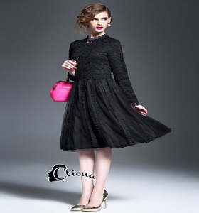 mini dresss แขนยาวคอปิด. ช่วงตัวเสื้อเป็นงานลูกไม้