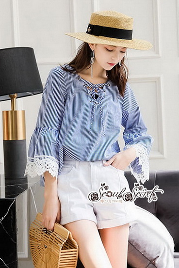 เสื้อคอวีลึกลายริ้วคลาสสิคโทนสีฟ้า