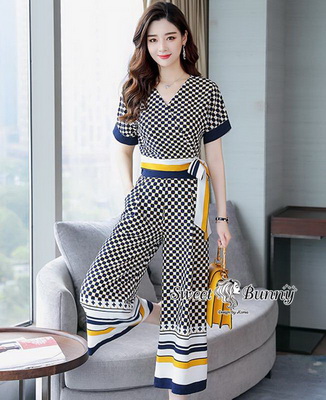 ผ้าสีกรมพิมพ์ลายตารางขาวเล็กๆทั้งชุด