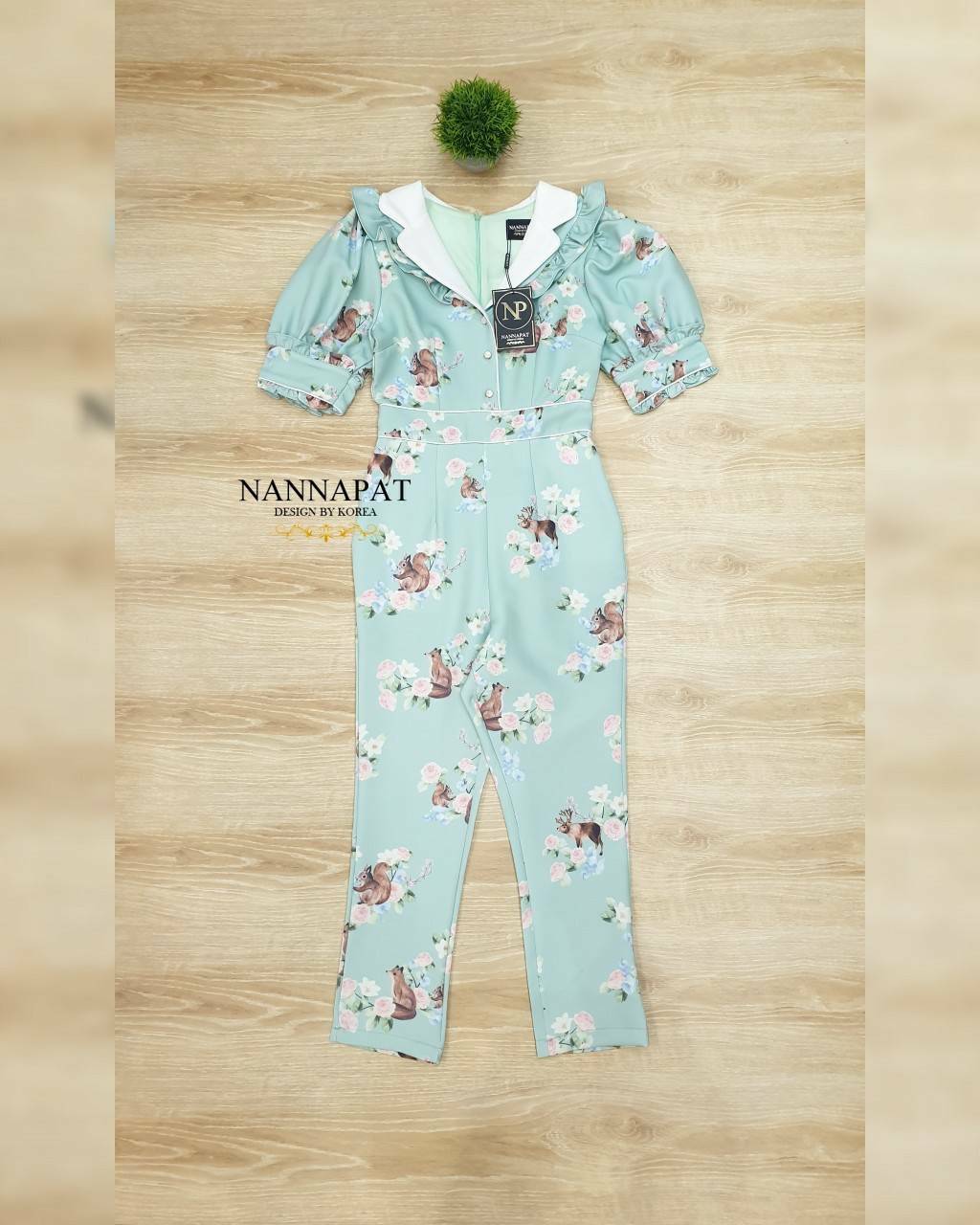 จั้มสูทลายกระลอกกับดอกไม้