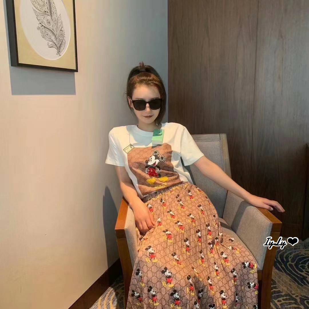 เสื้อกระโปรงพลีทตัวเสื้อแขนสั้นสีขาว