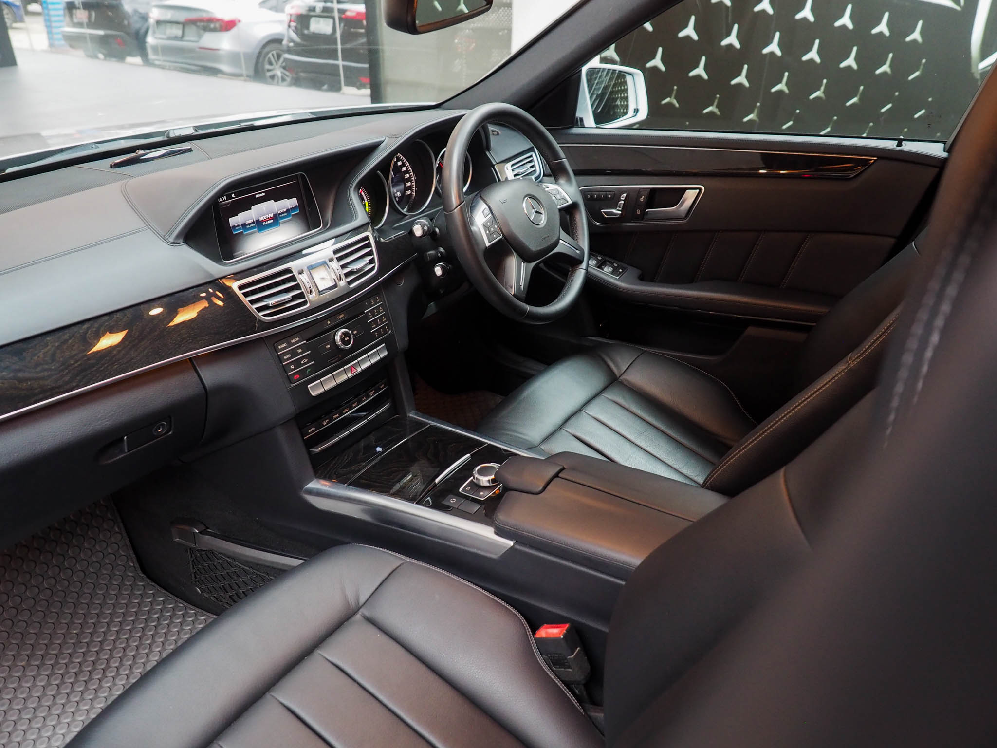 จองแล้ว E300 Bluetec Hybrid Exclusive W212