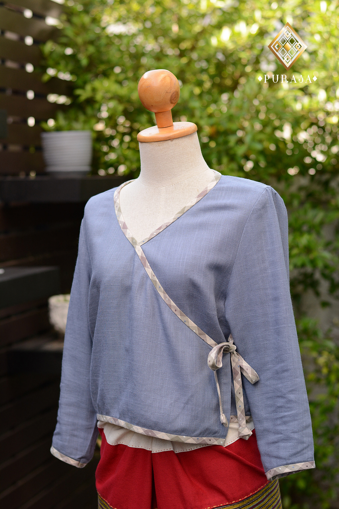 เสื้อใยกัญชงแต่งผ้ากุ๊นปักลาย