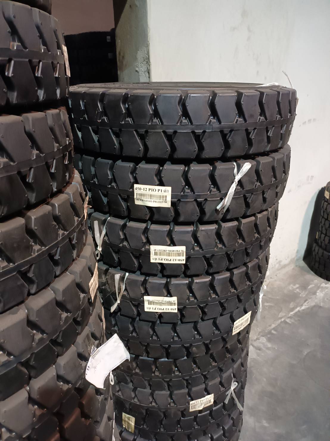 ยางรถโฟล์คลิฟท์ ขนาด 4.50-12 ชนิด ยางตัน ยี่ห้อ PIO TYRES