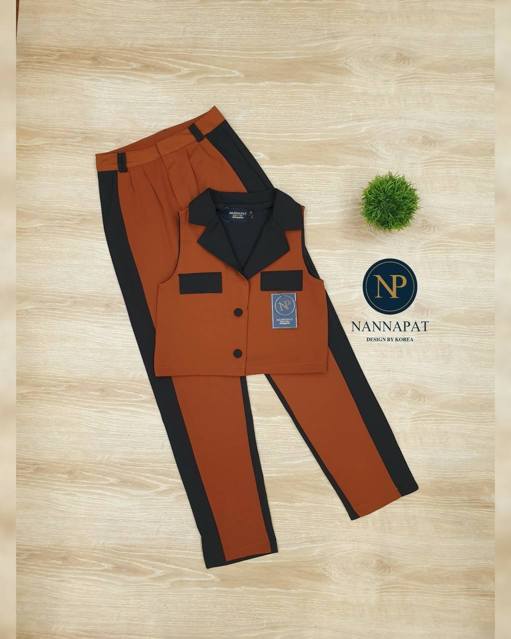 เสื้อกระดุมหน้าแต่งแถบดำ