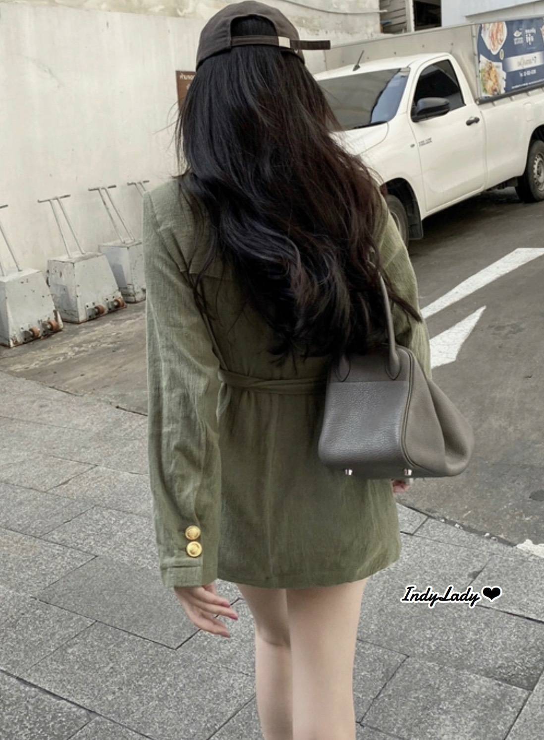 เสื้อเชิ้ต คอปก แต่งกระดุมทอง