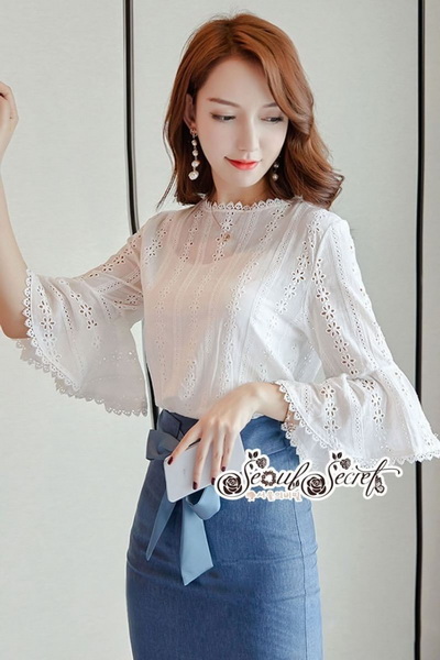 เสื้อทรงสามส่วนต่อชายแขนเป็นทรงระบายๆแขนกระดิ่ง