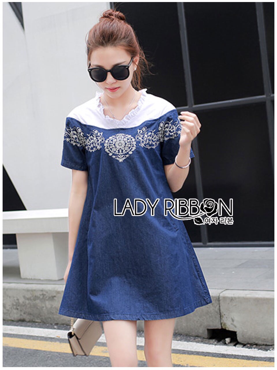 Lady Ribbon Online เสื้อผ้า ออนไลน์ ขายส่ง LR16230616 🎀 Lady Ribbon's Made 🎀 Lady Wendy Embroidered Denim Dress with Frilled Cotton Neck