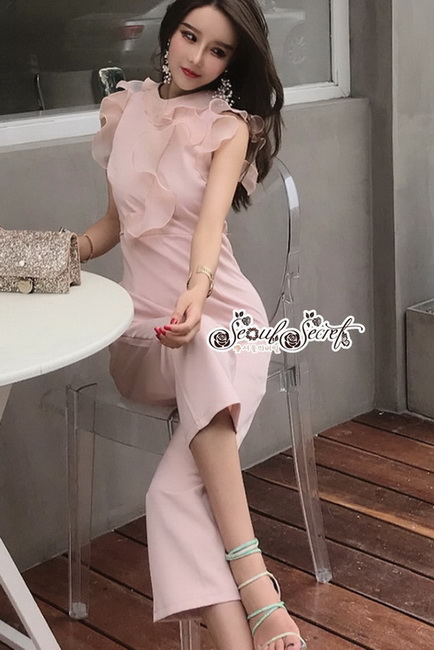 จั๊มสูททรงแขนกุดตกแต่งระบายเ