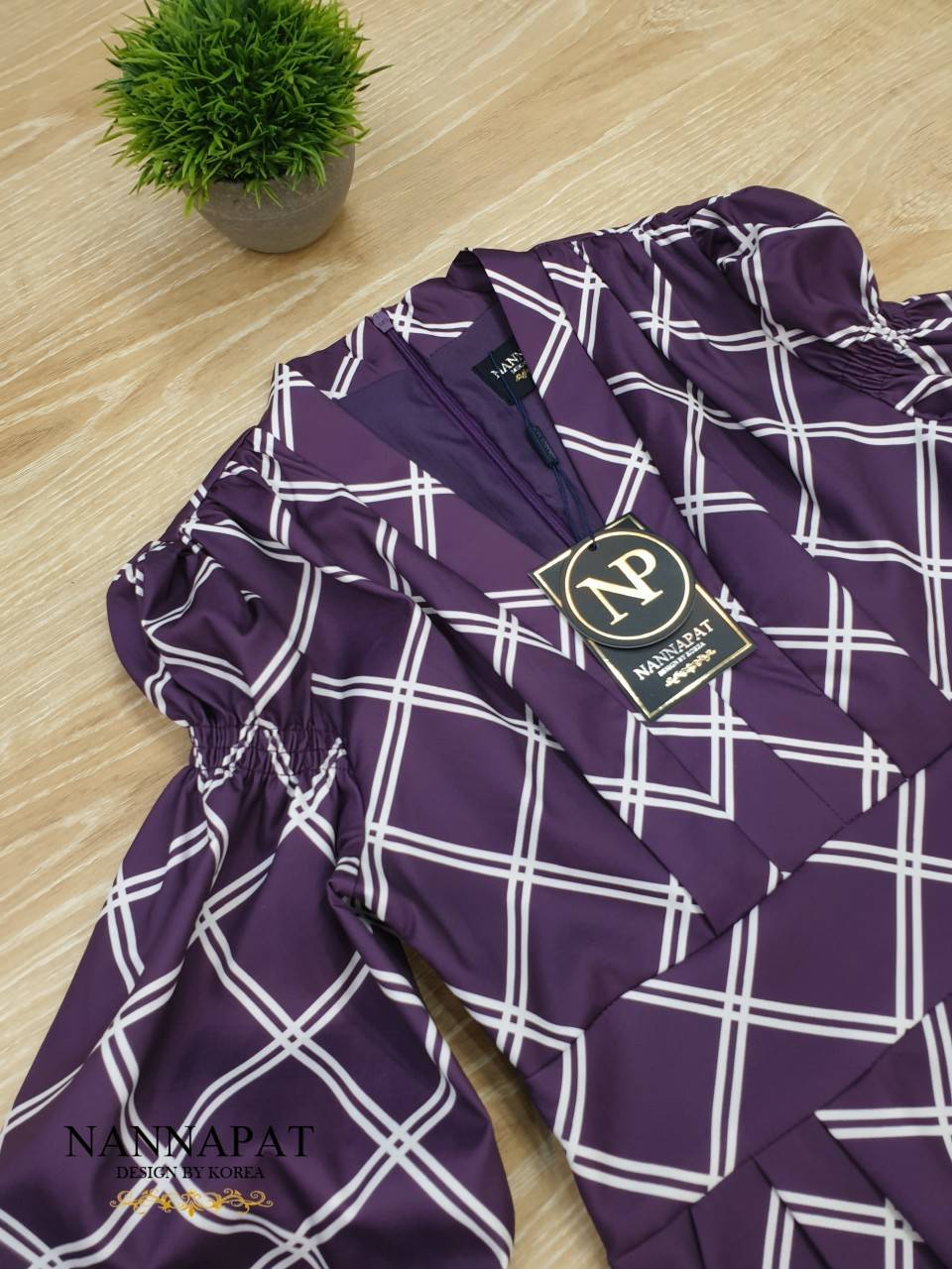 เพลสูทสีม่วงซิปหลังแต่งจีบแขนพอง