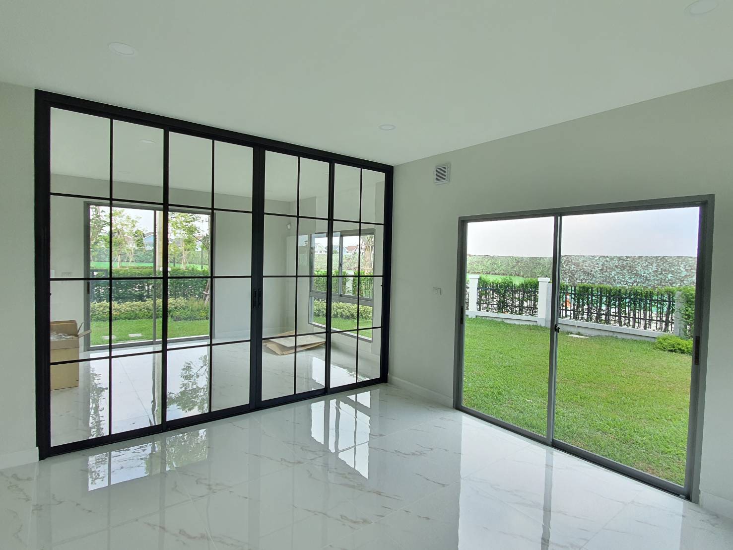 กั้นห้องรับแขกเพื่อติดแอร์ด้วยประตูบานเลื่อนสไตล์ยูโรป