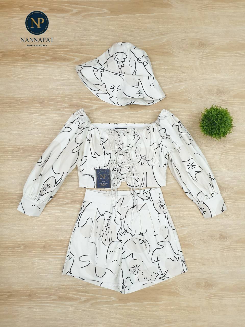 ตัวเสื้อเป็นงานเชือกผูกหน้า