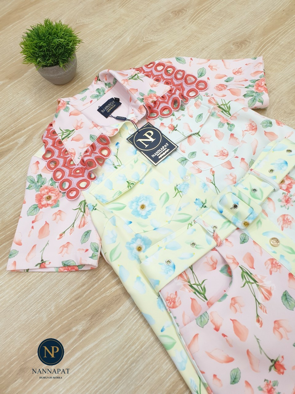 เสื้อกระดุมหน้า แต่งปกคอด้วยผ้าปัก