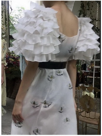 เดรสผ้าชีฟองสีขาวปักลายตกแต่งแขนระบาย