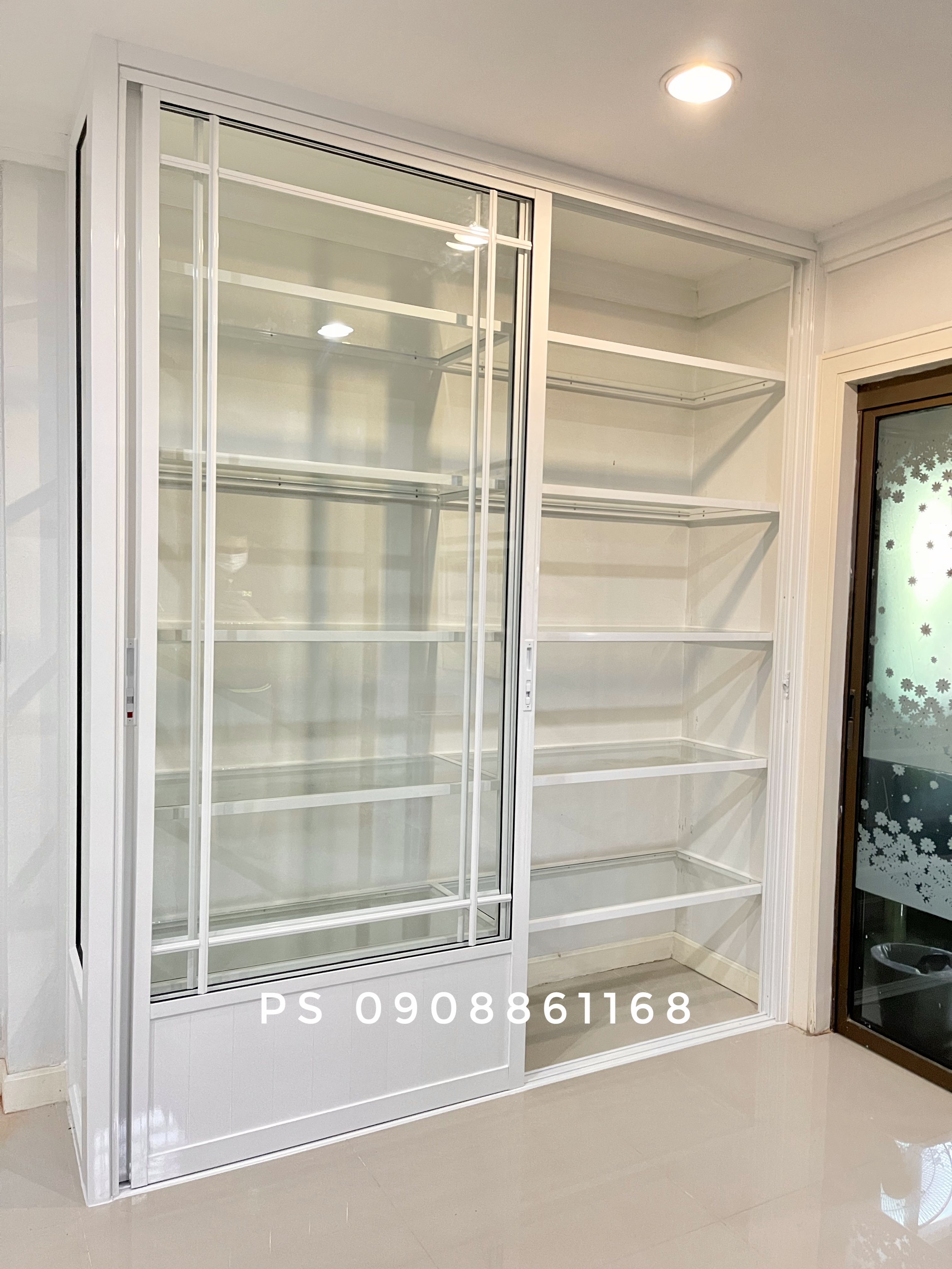 บิ้วอินตู้โชว์ด้วยประตูบานเลื่อนกระจกอลูมิเนียมพร้อมชั้นวางของด้านในสวยสวย