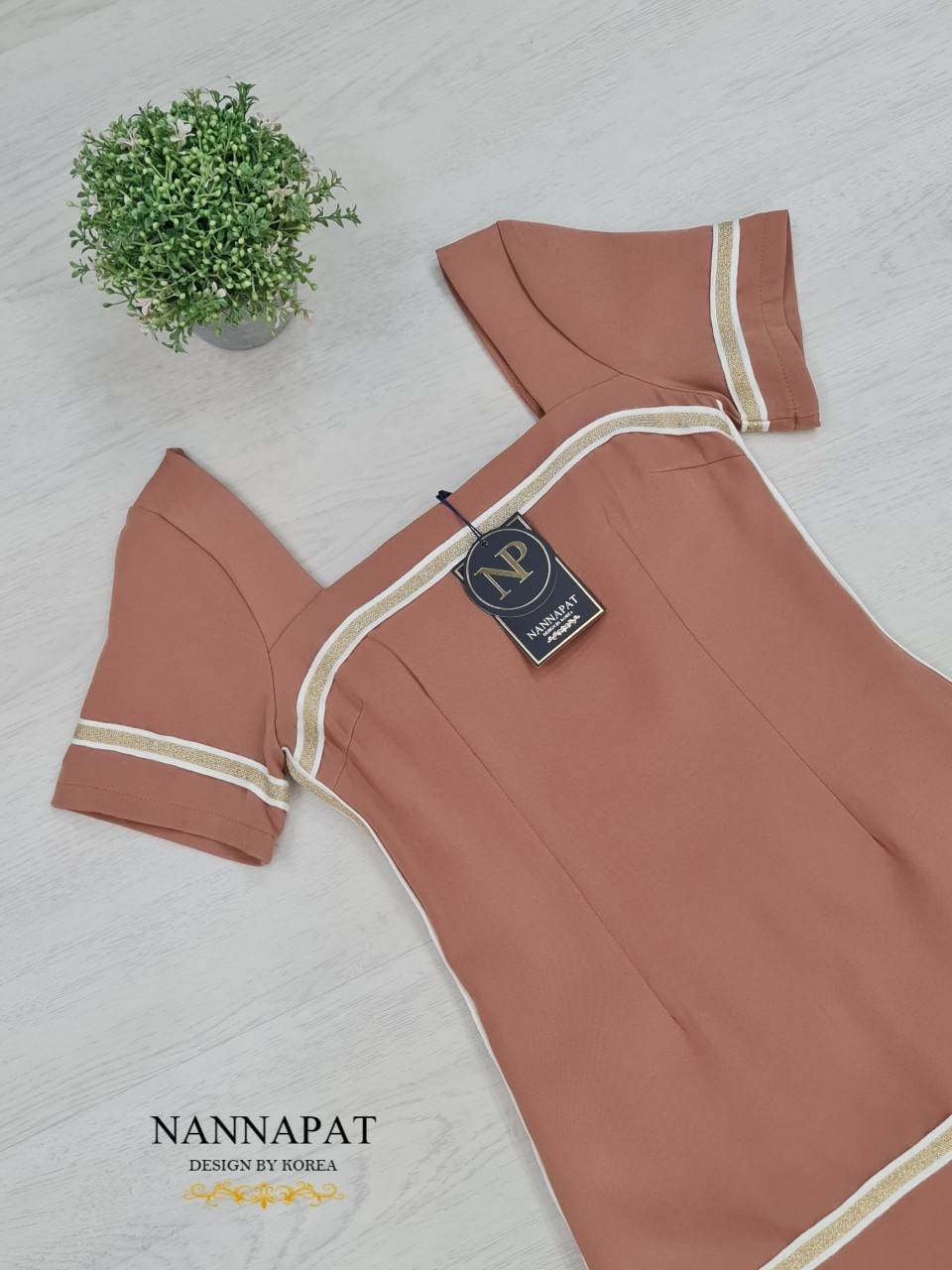 เสื้อซิปหลัง ตัดเส้นสีทอง