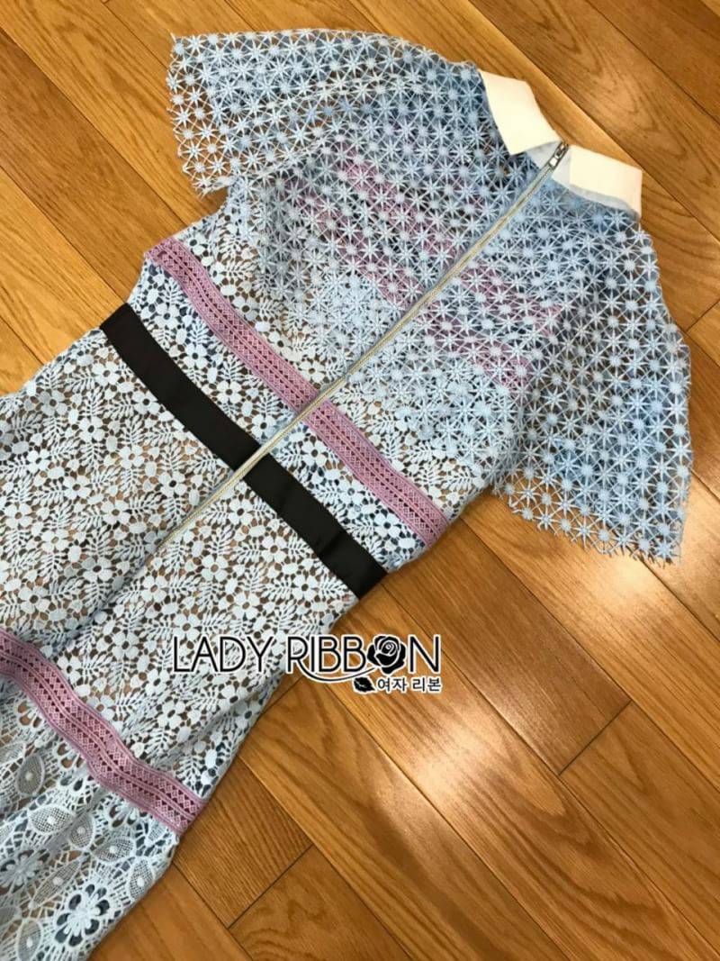เดรสมีปกผ้าลูกไม้สีฟ้าตกแต่งแถบสีชมพู
