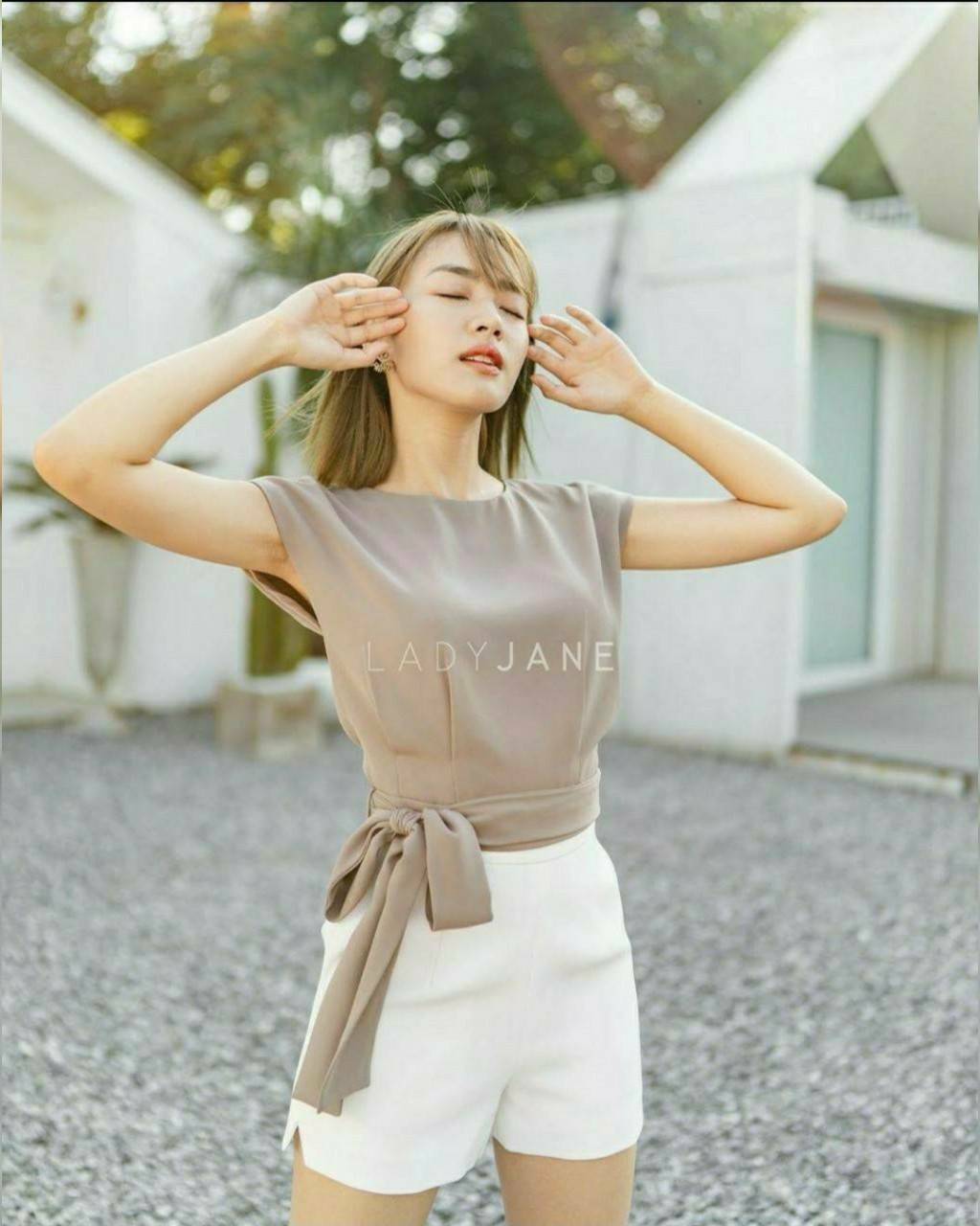 เสื้อแขนกุด ซิปหลัง จับจีบหน้า กางเกงมีกระเป๋าข้าง
