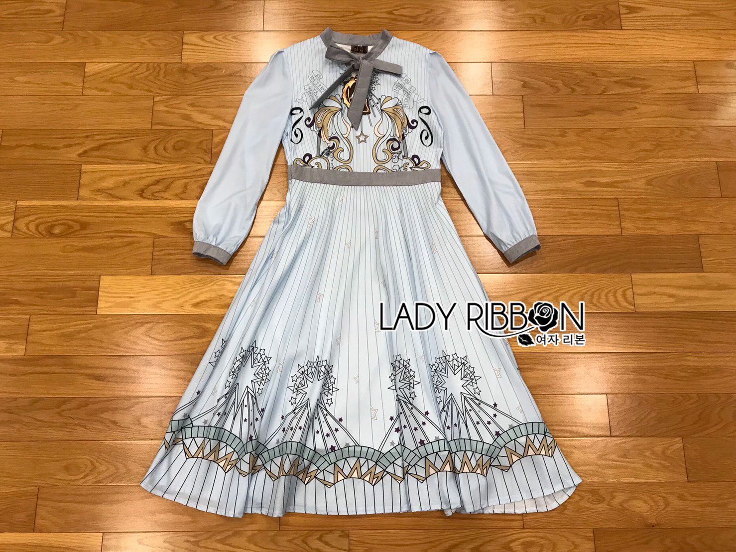 Ribbon Dress เดรสสั้นสีฟ้าอ่อนพิมพ์ลายทางและลายดาว