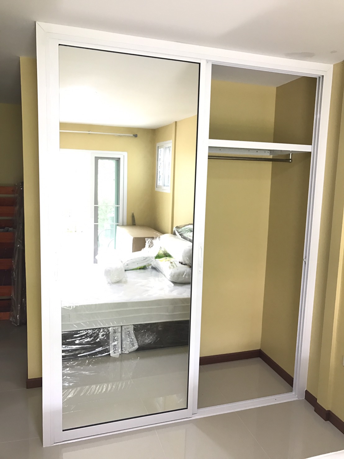 บิ้วท์อินตู้เสื้อผ้าด้วยกระจกอลูมิเนียมพร้อมชั้นวางและราวแขวนเสื้อ อลูมิเนียมสีขาวกระจกเงา