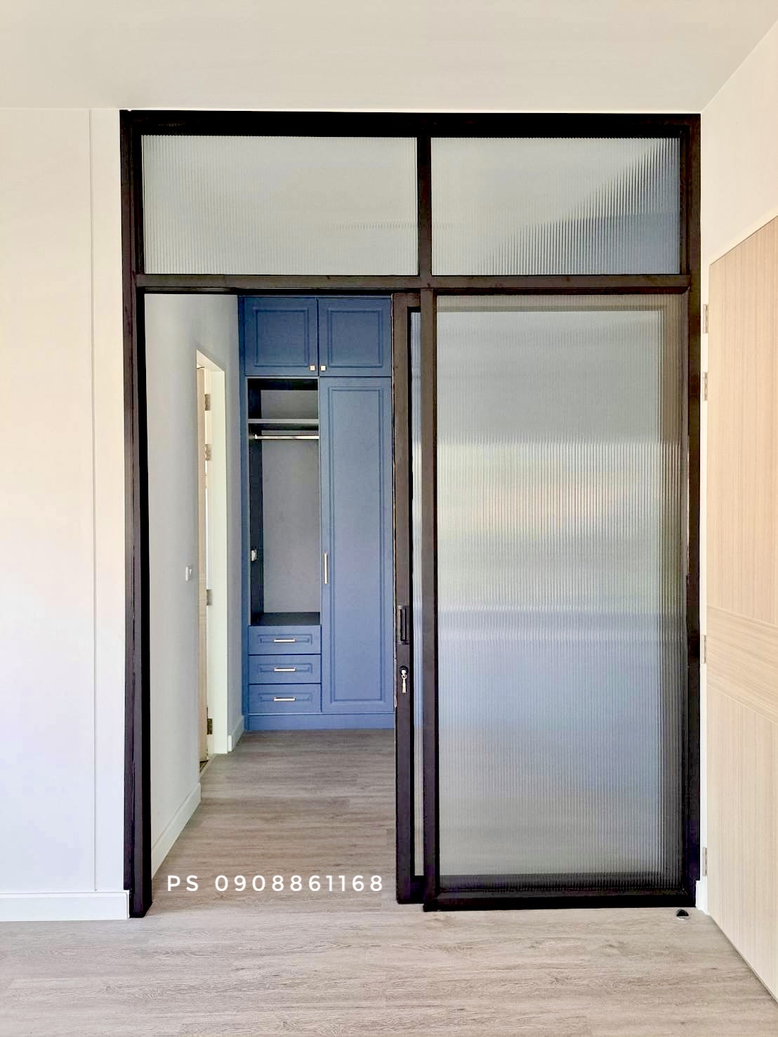 กั้นห้องwalkinclosetด้วยประตูบานเลื่อนแขวนอลูมิเนียมสีดำกระจกลอนแก้วสวยหรู
